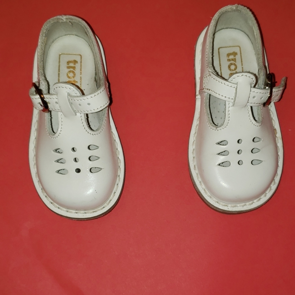 White kids trotty shoes